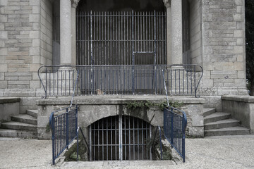 Grilles d'une église abandonnée .