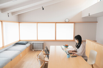 在宅で仕事をする女性