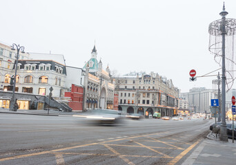 Naklejka premium Moscow, Russia, Dec 31, 2020: Teatralny passage. Parliament house in background. Cars rushing