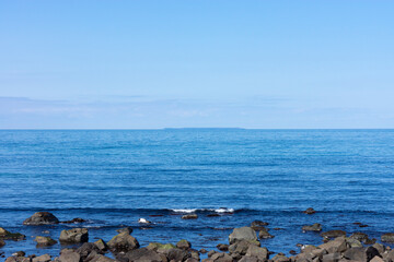 象潟から日本海に浮かぶ飛島を望む