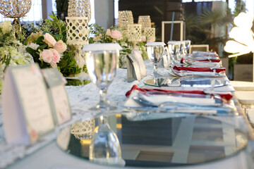 Flower table decorations for wedding. Perfect modern and luxury wedding decoration. 