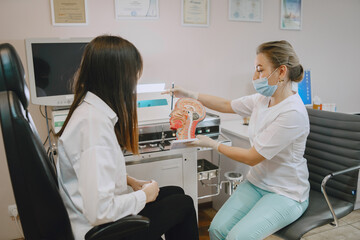 Obraz premium Woman patient in the medical office. Doctor in medical mask.