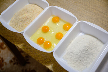 Plastic set for wrapping cuttings with flour, breadcrumbs and eggs.