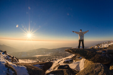 Obraz premium person on top of mountain