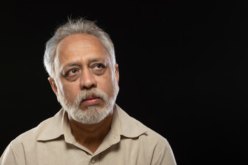 Obraz premium AN OLD MAN LOOKING AWAY AND THINKING 