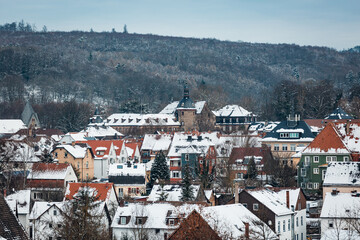 Fototapeta premium Winterliches Laubach mit Schloss 