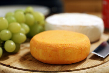 Käseplatte mit verschiedenen Sorten von Weichkäse und Trauben