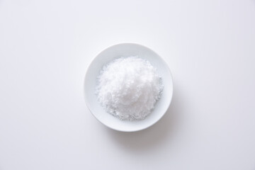 小皿に入れた砂糖、白バック