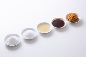 白背景に日本の調味料