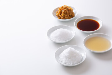 白背景に日本の調味料