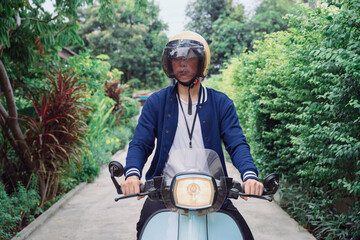 Motorbike delivery man wearing mask deliver food finding home.