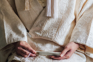 日本の伝統的な衣装の白無垢を着た花嫁の手元