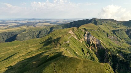 Chaine des puys et puy-de-Sancy en Auvergne © Lotharingia