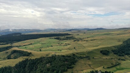 Fototapeta na wymiar Chaine des puys et puy-de-Sancy en Auvergne