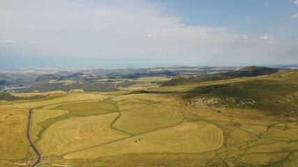 ville du Mont-Dore et du Puy-de-Sancy en Auvergne depuis le ciel