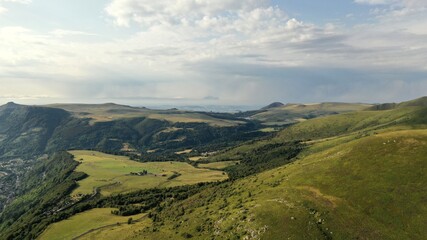 ville du Mont-Dore et du Puy-de-Sancy en Auvergne depuis le ciel