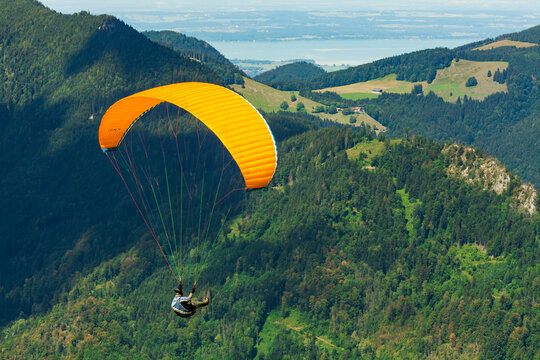 Gleitschirmflieger im Chiemgau, Bayern, Deutschland