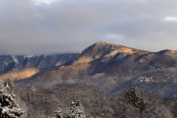 Paesaggio intorno al  Monte Generoso (Svizzera Italiana) con neve e bellissimo raggio di sole