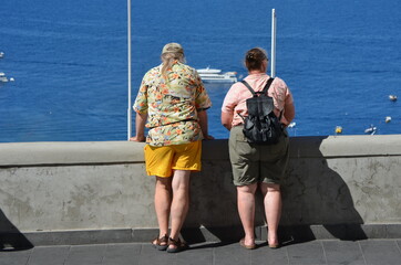 Fototapeta premium Touristes en bord de mer