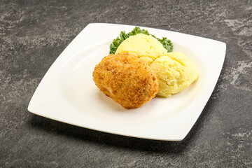 Crispy chicken cutlet with mashed potato