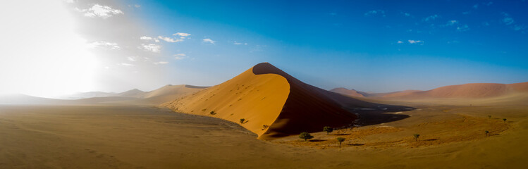 Fototapeta na wymiar Düne mit rötlichem Sand im Sossusvlei Nationalpark, Namib Wüste, Namibia