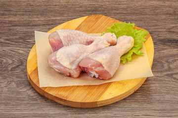 Raw chicken drumsticks for cooking