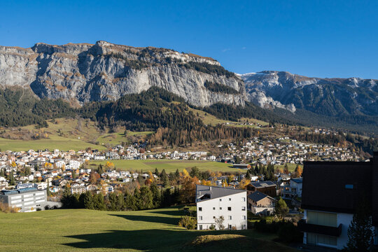 Flims Dorf mit Flimserstein Herbst