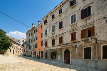 Fototapeta na wymiar Street scene in old mediterranean town of Rovinj, Croatia.