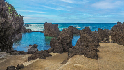 Fototapeta premium Bademöglichkeit zwischen Lavagestein auf Madeira