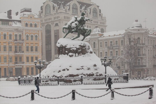 Monument to Bogdan Khmelnitsky in Kiev in winter snowfall.  Ukraine   