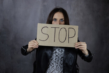 Naklejka premium woman holding a piece of paper with the word Stop