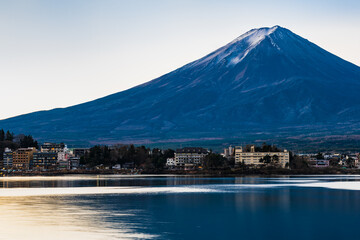 河口湖から眺める富士山　冬の朝景