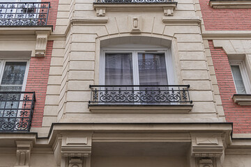 Obraz premium Old French house with traditional balconies and windows. Paris, France.