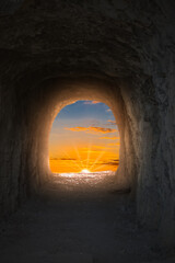 Le soleil se lève au bout du tunnel 