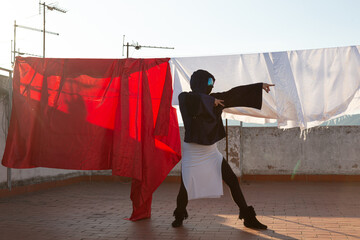 Mujer haciendo karate en la azotea de la ciudad con mascarilla sanitaria 