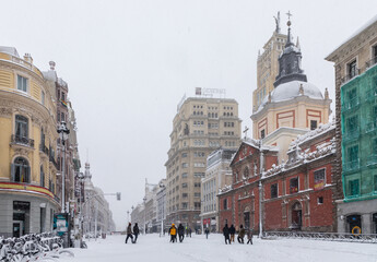 Obraz premium MADRID, SPAIN - JANUARY 09, 2021 - people enjoying the streets of snow, in the city of Madrid, covered by the storm philomena, january 05, 2021 in Madrid