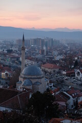 Fototapeta premium 夕暮れ時のコソボ、プリズレンの古城からの眺め。Beautiful aerial view of Prizren old town from historical castle on twilight time, Kosovo