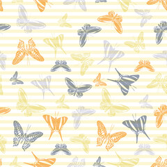 Obraz premium Flying butterfly silhouettes over striped background vector seamless pattern.