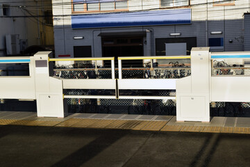 Cheap platform screen doors in Japan