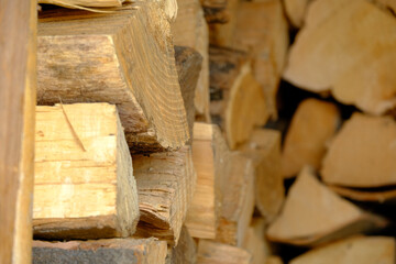 Una catasta di ciocchi di legna, pronti per l'inverno.