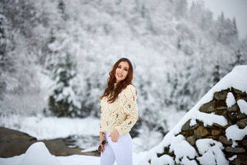 Fototapeta na wymiar Attractive young woman in wintertime outdoor