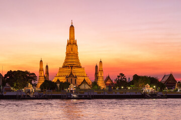 Fototapeta premium Wat Arun (Temple of dawn) and the Chao Phraya River