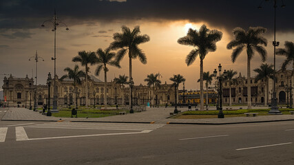 Plaza de una ciudad en la hora dorada