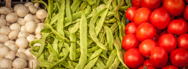 Composición de tres verduras, champiñones, judías y tomates
