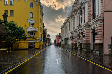 Calle de una ciudad en un día lluvioso