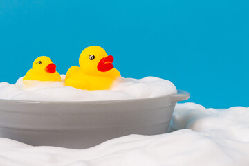 アヒルのおもちゃとせっけんの泡　お風呂イメージ