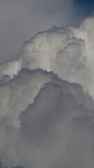 Développements anarchiques de petits cumulonimbus, dans un ciel de traîne