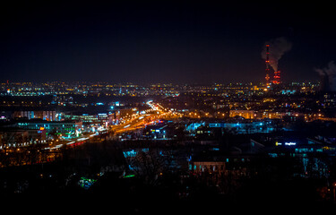 Widok na oświetloną panoramę miasta nocą - obrazy, fototapety, plakaty