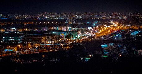 Widok na oświetloną panoramę miasta nocą