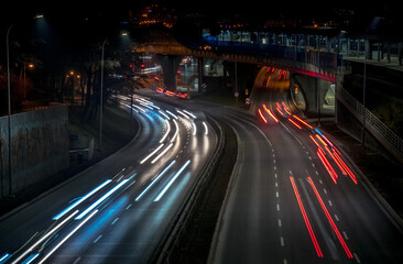 Fototapeta na wymiar Widok na oświetloną panoramę miasta nocą